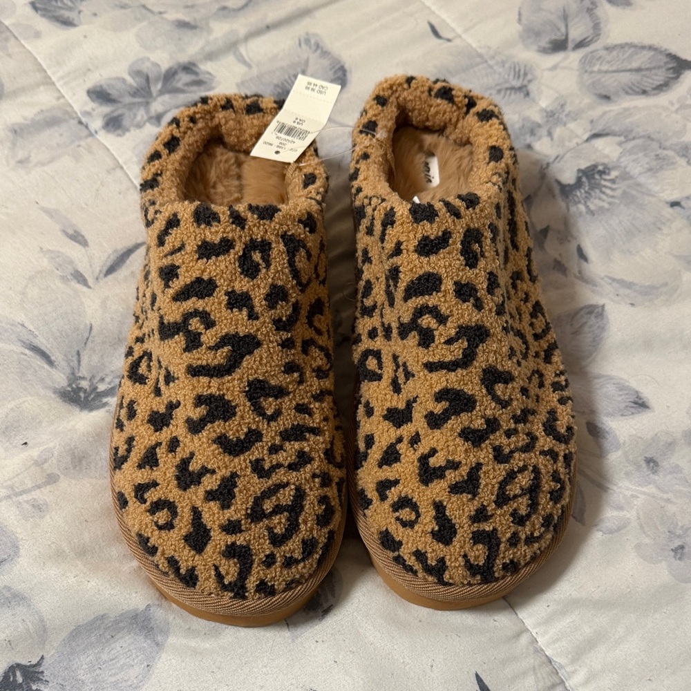 NEW Women’s Leopard Slippers by aerie sz 9